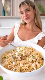 Presentación para la receta de Grilled Cheese on Pasta Salad