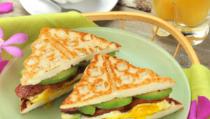 Presentation for recipe: Queso de freír sandwich estilo gofre