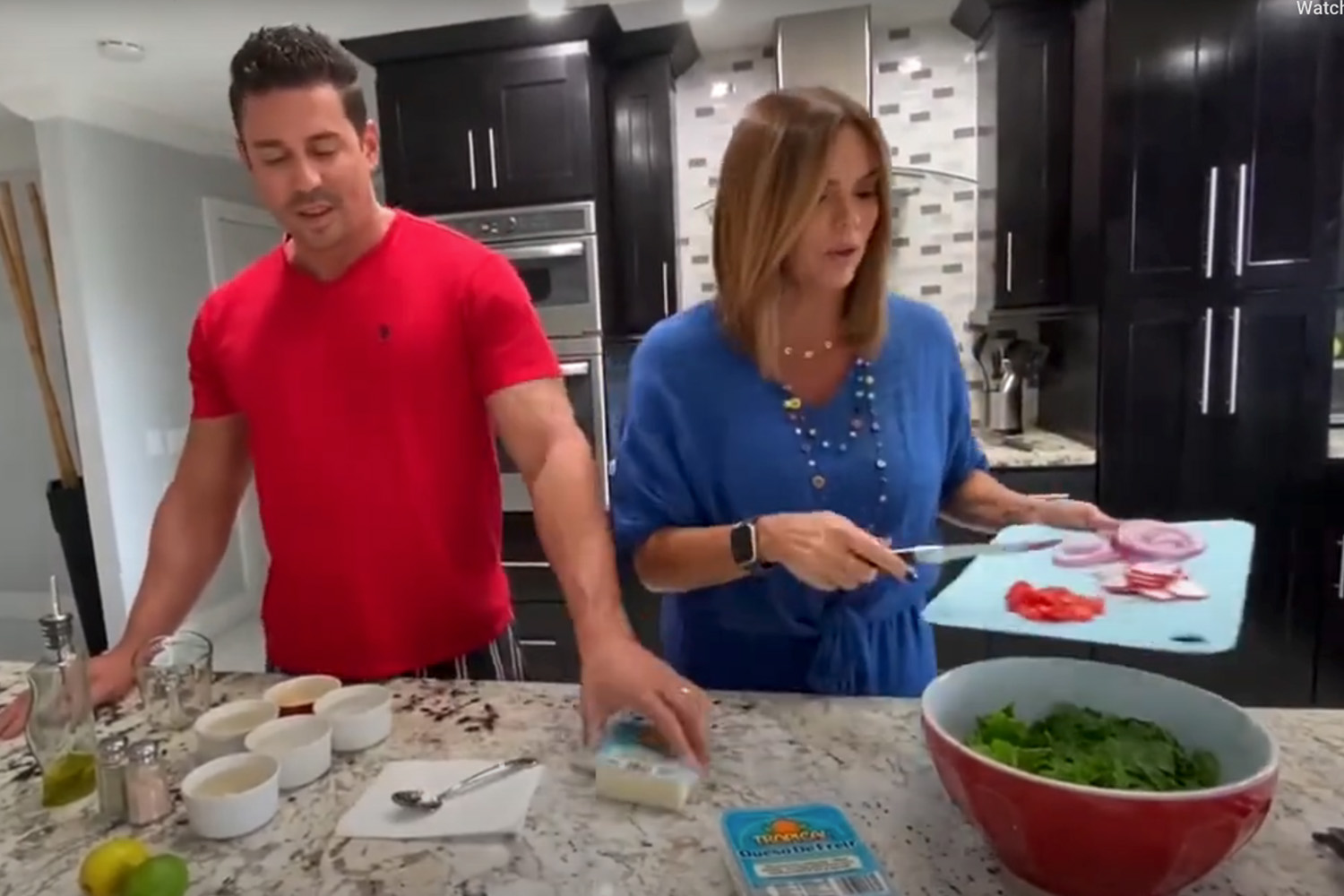 Rashel Díaz prepares a salad with Tropical Queso de Freír