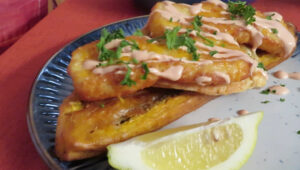 Thumbnail image for: Tostones con Queso Frito y pescado