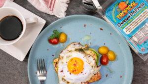 Presentation de la receta: Tostada de Aguacate Keto con Queso de Freír y Huevos al Pesto