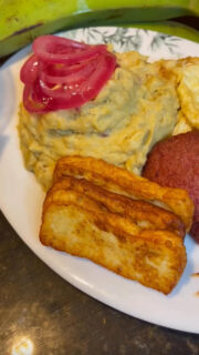 Recipe presentation for Mangú con Tres Golpes