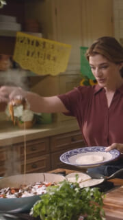Pati Jinich presentando su platillo