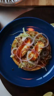 Presentación para Tostadas de Queso Fresco y Frijoles